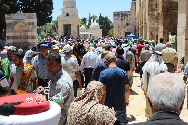 القدس:  أكثر من 300 ألف مصلي ادوا اليوم صلاة الجمعة الثالثة من شهر رمضان المبارك